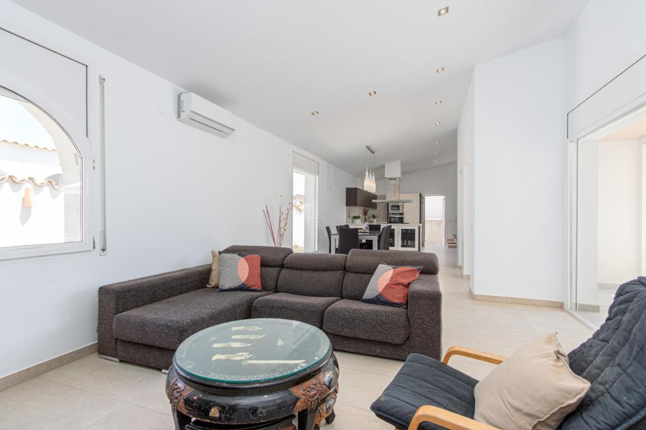 Goldhome - New House With Private Heated Pool, Parking, Wifi, Games Room Эмпуриабрава Экстерьер фото