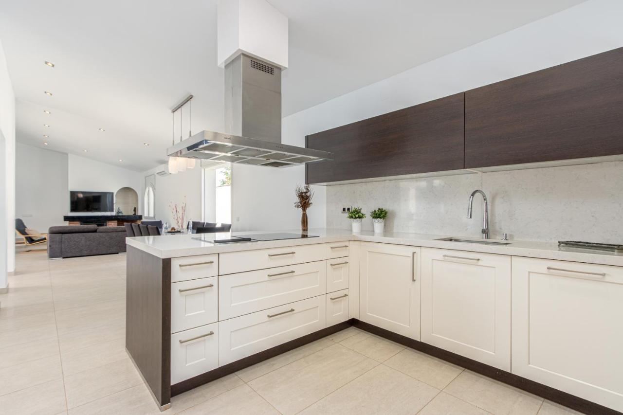 Goldhome - New House With Private Heated Pool, Parking, Wifi, Games Room Эмпуриабрава Экстерьер фото